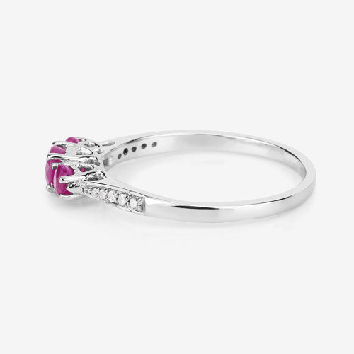 Anillo de oro blanco de 14K con rubí genuino de 0,61 quilates y diamantes blancos