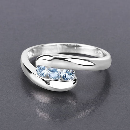 Anillo de plata esterlina .925 con topacio azul genuino de 0.74 quilates