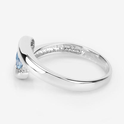 Anillo de plata esterlina .925 con topacio azul genuino de 0.74 quilates