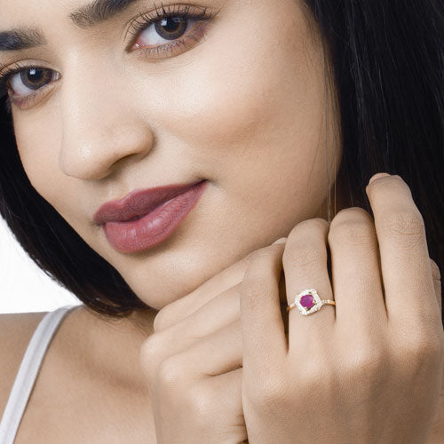 Anillo de oro amarillo de 14K con rubí genuino de 0,63 quilates y diamantes blancos