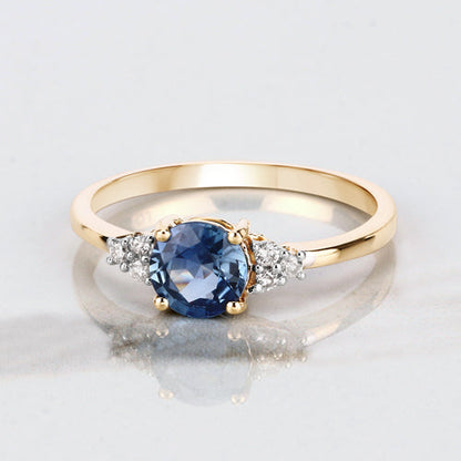 Anillo de oro amarillo de 14 quilates con zafiro azul genuino de 1,08 quilates y diamantes blancos
