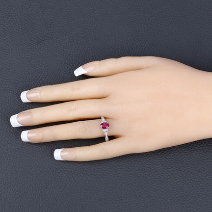 Anillo de Oro Blanco de 10K con Rubí Genuino de 0,95 Quilates y Diamantes Blancos