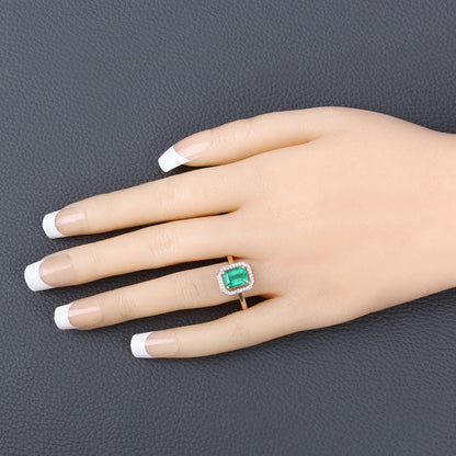 Anillo de oro amarillo de 14K con esmeralda etíope genuina de 1,62 quilates y diamantes blancos