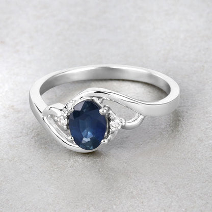 Anillo de oro blanco de 10K con zafiro azul genuino de 0.98 quilates y diamantes blancos