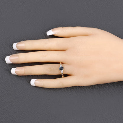 Anillo de oro amarillo de 14K con zafiro azul genuino de 0.84 quilates y diamante blanco