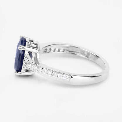 Anillo de zafiro azul auténtico de 3.28 quilates y diamantes blancos en oro blanco de 14 quilates