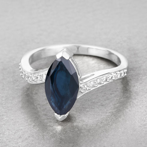 Anillo de zafiro azul genuino de 2.26 quilates y diamantes blancos en oro blanco de 14K